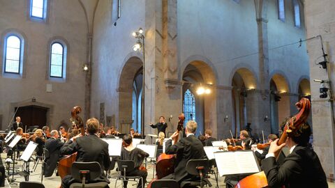 Augustin Hadelich und das hr-Sinfonieorchester musizieren unter der Leitung von Andrés Orozco-Estrada