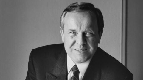 Ministepräsident Walter Wallmann lehnt an einem Stuhl