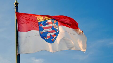 Hessen-Flagge weht im Wind