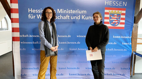 Kunst- und Kulturministerin Angela Dorn (l) mit Nachwuchs-Stipendiatin Pia Ferm