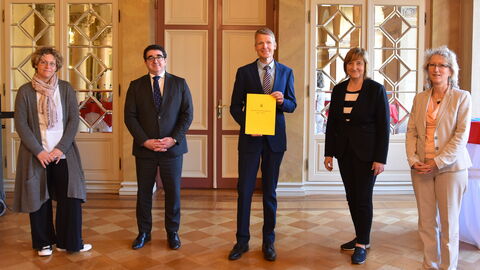 Dr. Alexander Böhmer mit Justizministerin Kühne-Hörmann und weiteren Beteiligten mit der Ernennungsurkunde in den Händen.