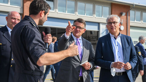 Boris Rhein und Tarek Al-Wazir besuchen Waldbrandlöschübung