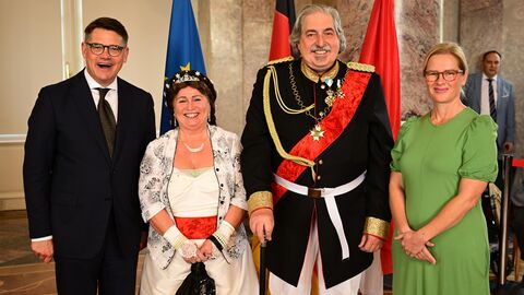 Ministerpräsident Boris Rhein mit seiner Frau Tanja Raab-Rhein mit Kaiserin Sissi und König Ludwig II. von Bayern, die Kulturbotschafter der Stadt Bad Schwalbach; Peter Friedrich Gronau und Carola Gronau. 
