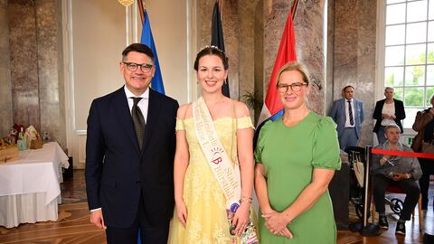 Ministerpräsident Boris Rhein mit seiner Frau Tanja Raab-Rhein und Sonnenbotschafterin Luisa-Maria I. aus Bürstadt; Luisa-Marie Morweiser. 
