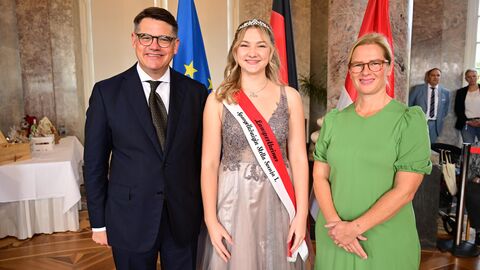 Ministerpräsident Boris Rhein mit seiner Frau Tanja Raab-Rhein und die Lampertheimer Spargelkönigin Stella Svenja I.; Stella Svenja Zeymer.   