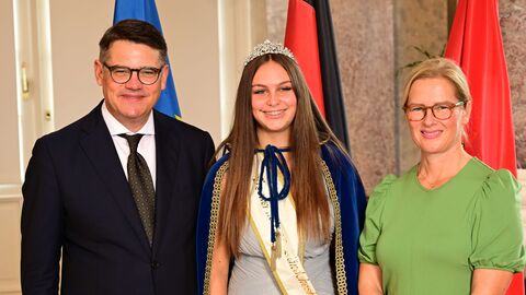 Ministerpräsident Boris Rhein mit seiner Frau Tanja Raab-Rhein und die Breckenheimer Ländcheskönigin Madeleine, Madeleine Wottke. 