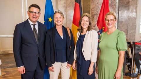 Ministerpräsident Boris Rhein mit seiner Frau Tanja Raab-Rhein und die Rheingauer Weinkönigin Katja I mit Weinprinzessin Caroline I.; Katja Föhr und Caroline Ebert. 