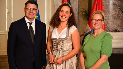 Ministerpräsident Boris Rhein mit seiner Frau Tanja Raab-Rhein und die Kostheimer Weinprinzessin; Pia Pfeifer.