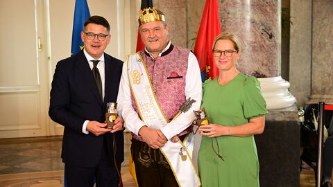 Ministerpräsident Boris Rhein mit seiner Frau Tanja Raab-Rhein und Bundesäppelwoikönig Ingo II. aus Steinheim; Ingo Posiege. 