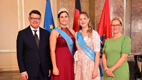 Ministerpräsident Boris Rhein mit seiner Frau Tanja Raab-Rhein und die Brunnenkönigin Sophia mit Hofdame Laura aus Eschollbrücken; Sophia Preuß, Laura Ewest.