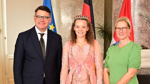Ministerpräsident Boris Rhein mit seiner Frau Tanja Raab-Rhein und das Dornröschen der Stadt Hofgeismar, Alisha Belz. 