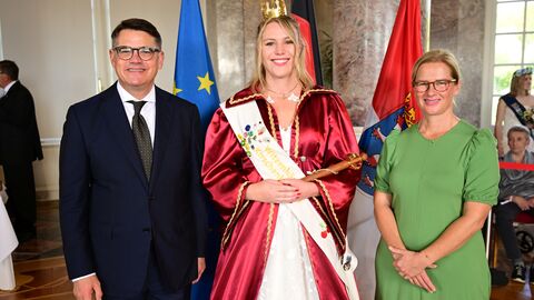 Ministerpräsident Boris Rhein mit seiner Frau Tanja Raab-Rhein und die Witzenhäuser Kirschenkönigin Stina I.; Stina Brüchmann.