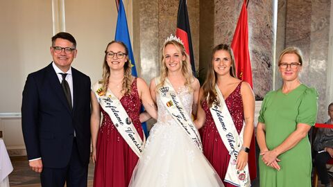 Ministerpräsident Boris Rhein mit seiner Frau Tanja Raab-Rhein und der Büdesheimer Laternenkönigin Janina I. mit Ihren Hofdamen Vanessa und Charline