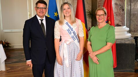 Ministerpräsident Boris Rhein mit seiner Frau Tanja Raab-Rhein und Hessische Milchkönigin Anne I., Anne Schmauch. 