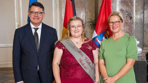 Ministerpräsident Boris Rhein mit seiner Frau Tanja Raab-Rhein und Miss Vulkania Lara Bartikowski