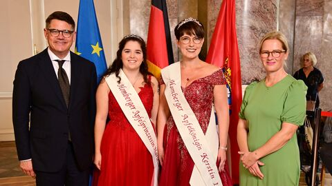 Ministerpräsident Boris Rhein mit seiner Frau Tanja Raab-Rhein und die Homberger Apfelkönigin Kerstin I. mit Apfelprinzessin Mariella I.; Kerstin Stille und Mariella Nuhn. 