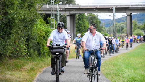 Ministerpräsident Rhein im Gespräch mit Bürgern bei einer Radtour im Main-Kinzig-Kreis