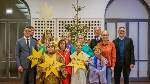Sternsinger in der Staatskanzlei mit Ministerpräsident Rhein und Staatsminister Wintermeyer