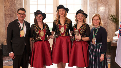 Ministerpräsident Boris Rhein und seine Frau Tanja Raab-Rhein empfangen im Schloss Biebrich in Wiesbaden hessische Fastnachtsvereine