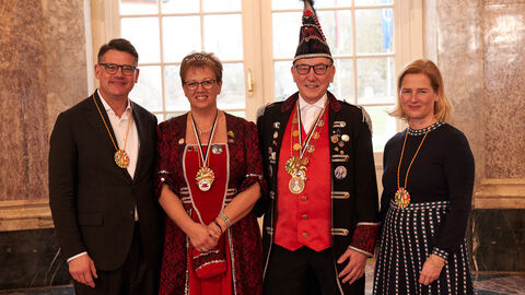 Ministerpräsident Boris Rhein und seine Frau Tanja Raab-Rhein empfangen im Schloss Biebrich in Wiesbaden hessische Fastnachtsvereine