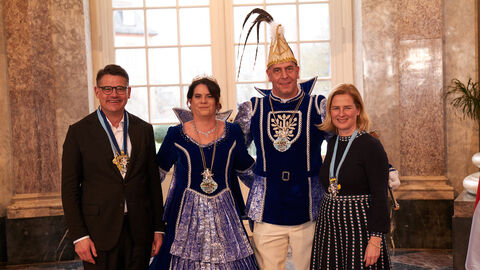Ministerpräsident Boris Rhein und seine Frau Tanja Raab-Rhein empfangen im Schloss Biebrich in Wiesbaden hessische Fastnachtsvereine