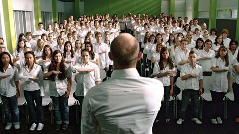 Lehrer vor Schulkasse. Alle formen ein Wellensymbol.