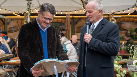 Ministerpräsident Rhein bekommt ein großes Lebkuchenherz überreicht