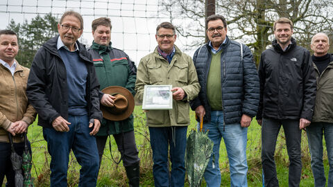 Ministerpräsident Boris Rhein hat bei seinem Besuch des Tiergartens Weilburg die Patenschaft für den kürzlich geborenen Elch „Georg“ übernommen.