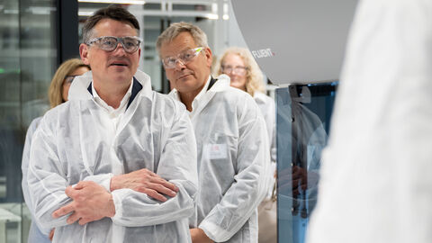 Ministerpräsident Boris Rhein bei seinem Besuch des Unternehmens CSL Behring Innovation in Marburg