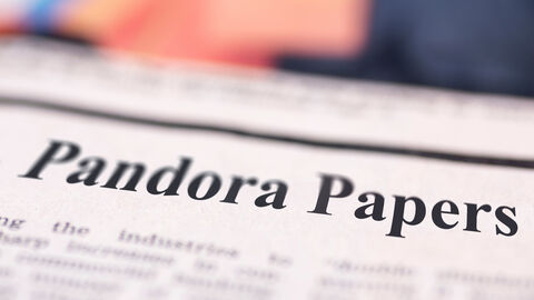 Nahaufnahme einer Zeitung mit der Überschrift "Pandora Papers"