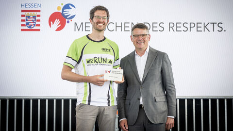 Ministerpräsident Boris Rhein (rechts) und der „Mensch des Respekts“ Benedikt Weber