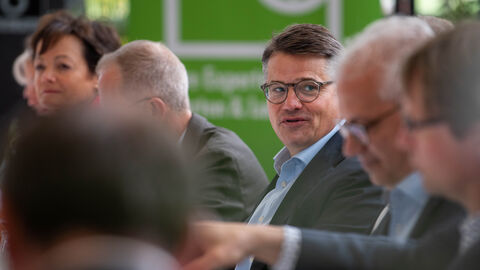 Das Kabinett bei seiner auswärtigen Kabinettsitzung auf der Landesgartenschau in Fulda