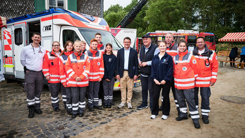 Ministerpräsident Boris Rhein beim Drillingstreffen 2023 mit Feuerwehreinsatzkräften im Hessenpark in Neu-Anspach.