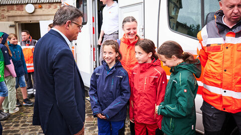 Ministerpräsident Boris Rhein beim Drillingstreffen im Hessenpark in Neu-Anspach.