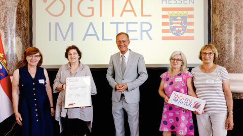 Der Chef der Hessischen Staatskanzlei, Staatsminister Axel Wintermeyer, hat die LandFrauen Fuldastrand in Ludwigsau beim 2. Di-Lotsen-Tag in Wiesbaden als Di@-Lotsen-Stützpunkt begrüßt und ihnen die Urkunde überreicht.