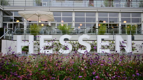 Die HESSEN-Buchstaben vor dem Tagungsort Gesellschaftshaus Palmengarten