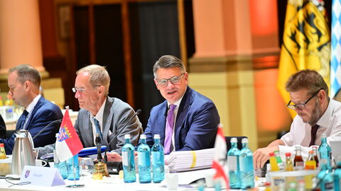 Vier Teilnehmer des Landes Hessen während der Vorbesprechungen der Regierungschefinnen und Regierungschefs der B-Länder im Festsaal des Gesellschaftshaus Palmengarten