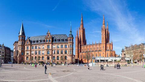 Links ist das Rathaus von Wiesbaden zu sehen. Direkt daneben steht die Marktkirche