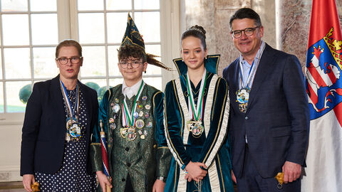 Ministerpräsident Boris Rhein und seine Frau Tanja Raab-Rhein empfangen im Schloss Biebrich in Wiesbaden Kinderprinz Noel I. und Prinzessin Jule I. vom Gederner Carneval Club „Laabhanse" e.V.; Noel Heerd, Jule Büchner