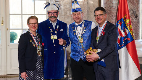 Ministerpräsident Boris Rhein und seine Frau Tanja Raab-Rhein empfangen im Schloss Biebrich XXV. Gaalbernschaude Werner Die Närrische Zündkerze und Michael vom närrischen Gaspedal von der Hünfelder Karnevallsgesellschaft e.V.; Werner Deisenroth, Michael Koch