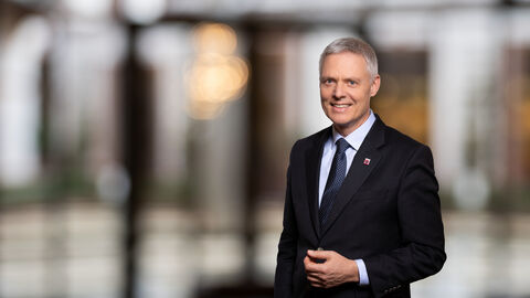 Portraitfoto von Dr. Manuel Lösel