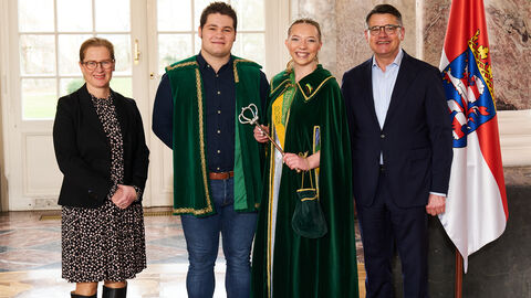 Ministerpräsident Boris Rhein empfängt gemeinsam mit seiner Frau Tanja Raab-Rhein die Gladenbacher Kirschenkönigin Hannah und Kirschenprinz Lenn Michel im Wiesbadener Schloss Biebrich; Hannah Becker und Lenn Michel Müller.
