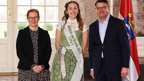 Ministerpräsident Boris Rhein empfängt gemeinsam mit seiner Frau Tanja Raab-Rhein die Müllerin von Ursella Lilly I. vom Bürgerverein Niederursel-Nordweststadt im Wiesbadener Schloss Biebrich; Lilly Schmidt.