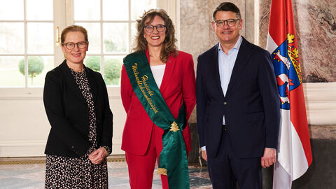 Ministerpräsident Boris Rhein empfängt gemeinsam mit seiner Frau Tanja Raab-Rhein die Weihnachtsbaum-Königin Alexa von Lewinski im Wiesbadener Schloss Biebrich. 
