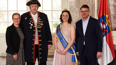Ministerpräsident Boris Rhein empfängt gemeinsam mit seiner Frau Tanja Raab-Rhein die Sachsenhäuser Brunnenkönigin Jasmin I. mit ihrem Brunnenschultheis Dieter im Wiesbadener Schloss Biebrich; Jasmin Kousha und Dieter Breidt. 