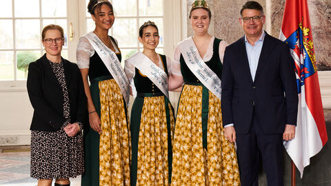 Ministerpräsident Boris Rhein empfängt gemeinsam mit seiner Frau Tanja Raab-Rhein die Großumstaedter Weinhoheiten 2023/24, Weinkönigin Bente und die Weinprinzessinnen Marina und Nanya, im Wiesbadener Schloss Biebrich; Bente Waegt, Marina Tsiavikou und Nanya Ngum.