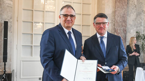 Ministerpräsident Boris Rhein überreichte Oliver Pitsch den Verdienstorden der Bun-desrepublik Deutschland.