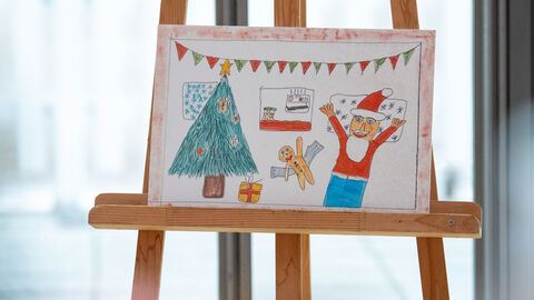 Gemaltes Kinderbild vom Weihnachtsmann als Bäcker