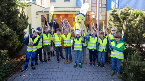 Kinder mit Warnwesten. 