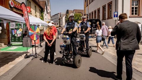 Mehrere Personen auf einer Straße 